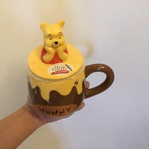 Winnie the Pooh mug with lid
